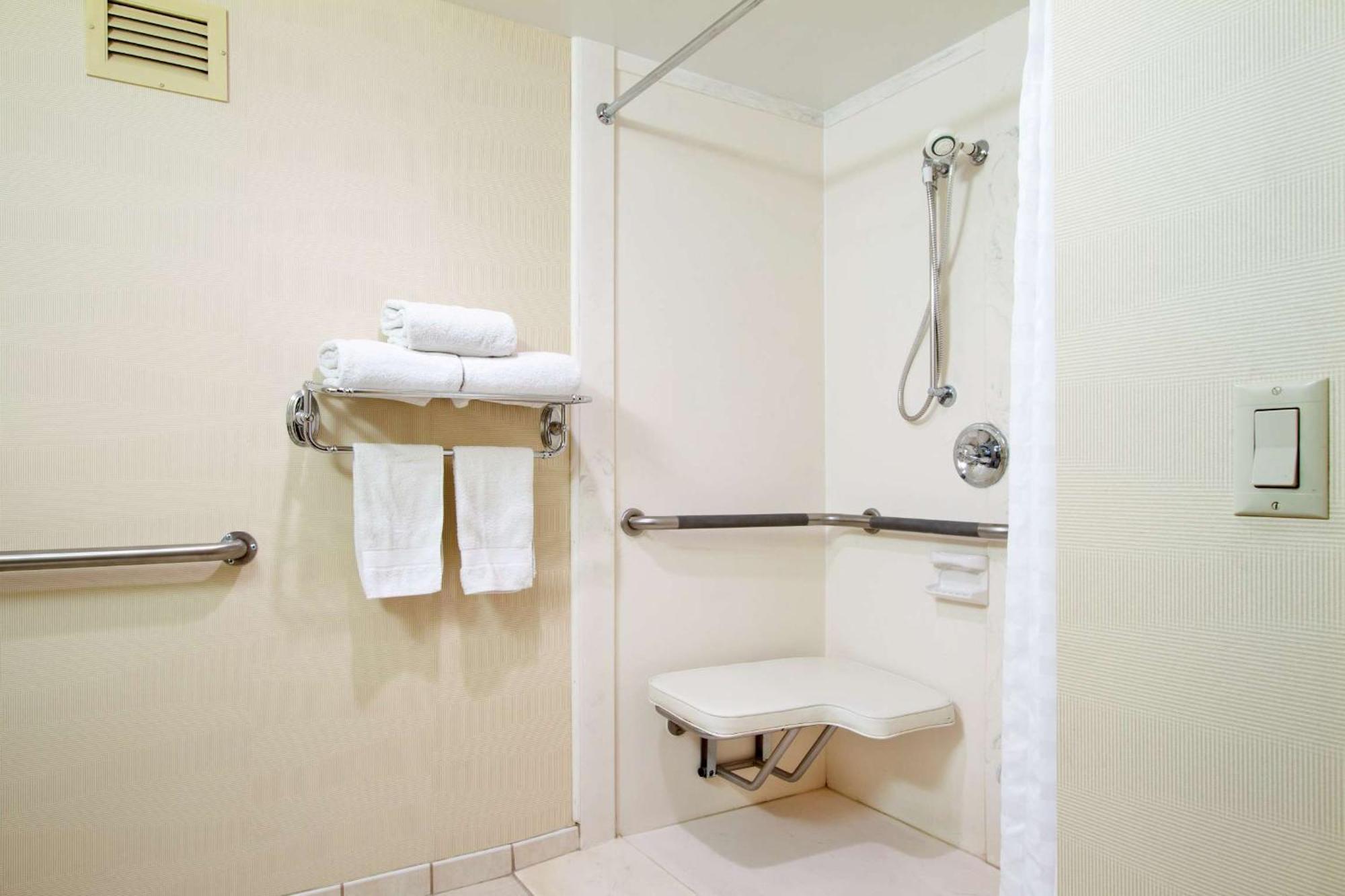 Embassy By Hilton Airport 4*